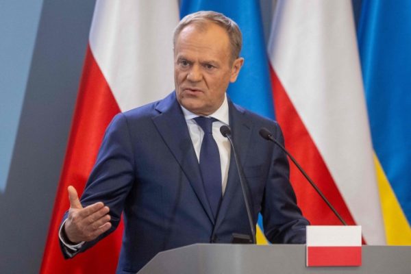 Polonya Başbakanı Tusk: “İran’ı hemen terkedin, saatler sonra bu mümkün olmayabilir“
