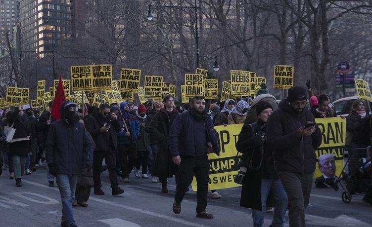 ABD ve İsrail’in İran’a saldırıları dünyanın farklı ülkelerinde protesto edildi