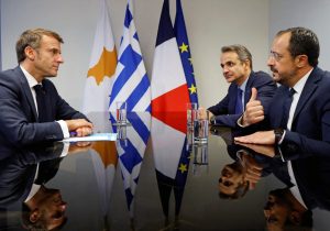 Macron ve Mitsotakis bugün Kıbrıs’ta