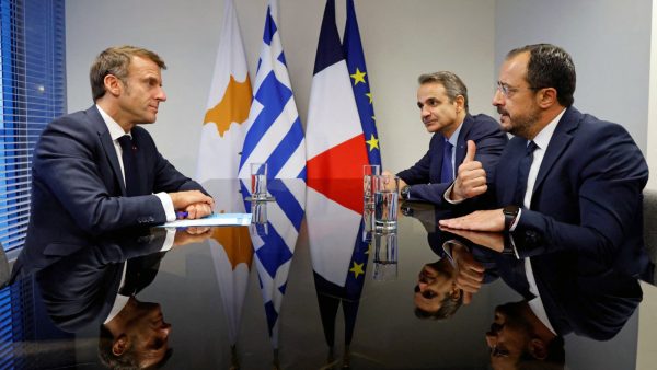 Macron ve Mitsotakis bugün Kıbrıs’ta