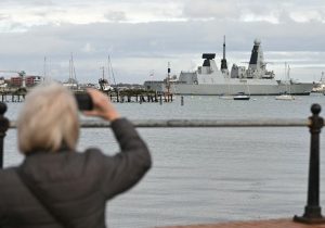 İngiliz savaş gemisi “Dragon” Kıbrıs’a doğru yola çıktı