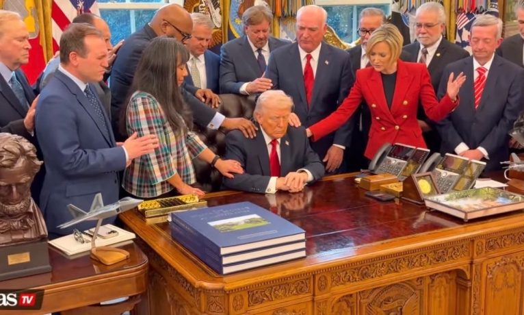 Trump için gökten yardım çağrısı: Papazlar Oval Ofis’te toplandı