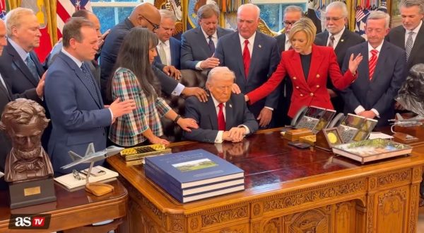 Trump için gökten yardım çağrısı: Papazlar Oval Ofis’te toplandı