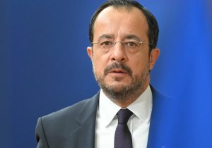 Hristodulidis: “Kıbrıs’taki saldırılar yalnızca İngiliz üslerini hedef alıyor“