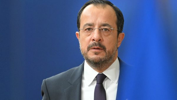 Hristodulidis: “Kıbrıs’taki saldırılar yalnızca İngiliz üslerini hedef alıyor“