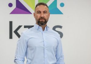 Maviş: “Bir tarafta fidan dikenler, diğer tarafta orman satanlar”