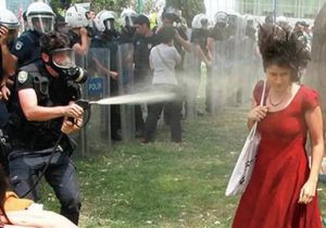 AİHM’den ‘Kırmızılı kadın’ kararı: Türkiye mahkum edildi