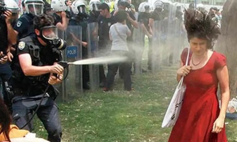 AİHM’den ‘Kırmızılı kadın’ kararı: Türkiye mahkum edildi