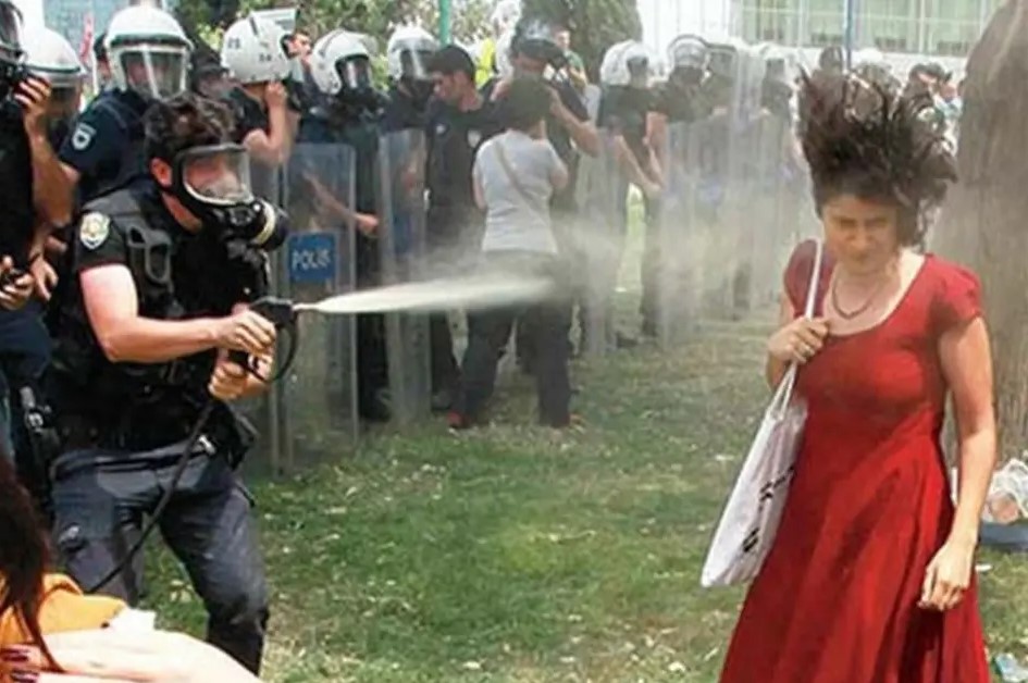 AİHM’den ‘Kırmızılı kadın’ kararı: Türkiye mahkum edildi