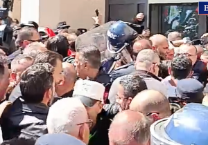 Meclis önünde gerilim tırmandı: Biber gazı ve tazyikli suyla müdahale