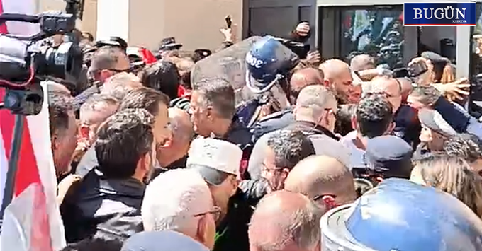 Meclis önünde gerilim tırmandı: Biber gazı ve tazyikli suyla müdahale