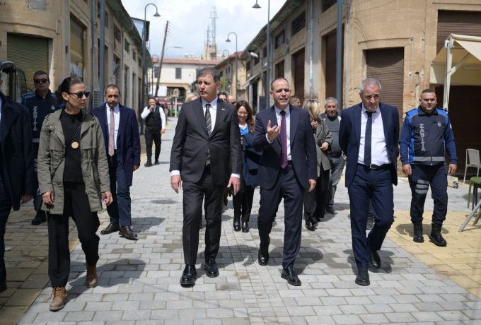 Harmancı ve Tugay Surlariçi’ni gezdi, projeleri yerinde inceledi