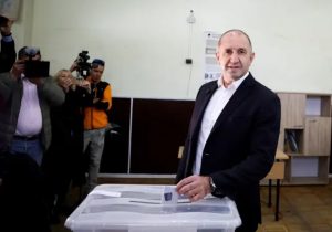 Bulgaristan’da merkez sol kazandı