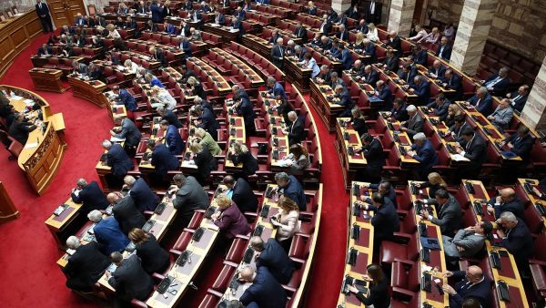 Yunanistan’da 13 vekilin dokunulmazlığı kaldırıldı