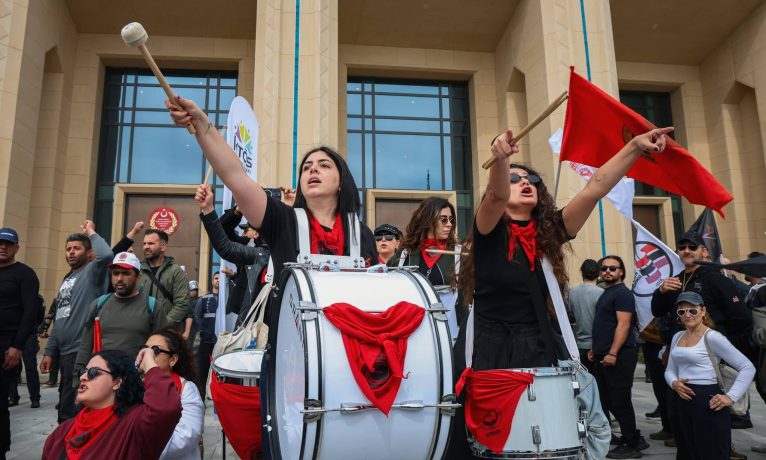 Barikatlar aşıldı, halk Meclis’e girdi: Bu sadece maaş değil, yılların hesabı!