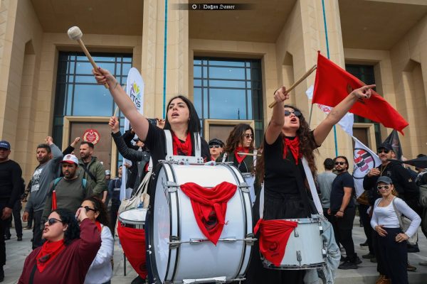 Barikatlar aşıldı, halk Meclis’e girdi: Bu sadece maaş değil, yılların hesabı!
