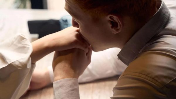 İspanya’da rıza olmadan el öpmek cinsel saldırı suçu olarak kabul edildi