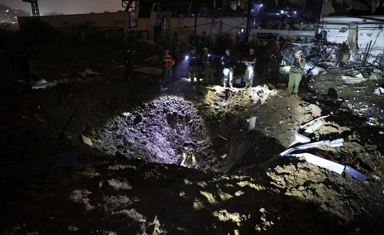 Demir Kubbe aşıldı: İran füzesi İsrail’in kalbini vurdu