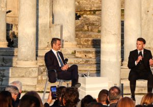 Macron’dan Türkiye’ye mesaj: “Yunanistan tehdit edilirse buradayız”