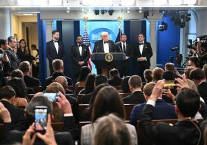 Beyaz Saray yemeğinde silah sesleri: Trump güvenli şekilde çıkarıldı