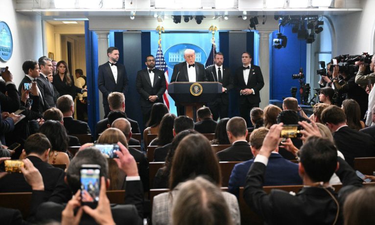 Beyaz Saray yemeğinde silah sesleri: Trump güvenli şekilde çıkarıldı