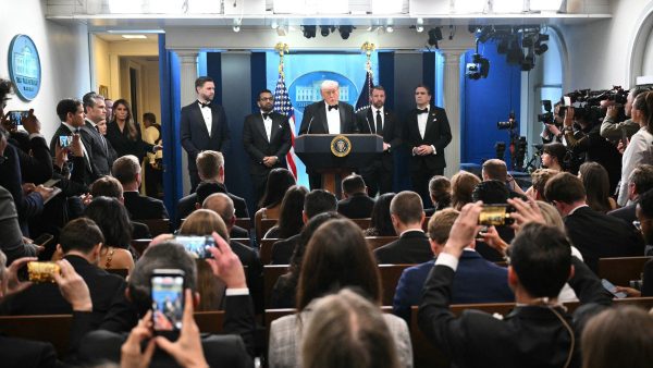 Beyaz Saray yemeğinde silah sesleri: Trump güvenli şekilde çıkarıldı