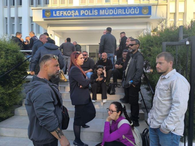 Polis Genel Müdürlüğü önünde bekleyiş: “Dayanışma için buradayız”