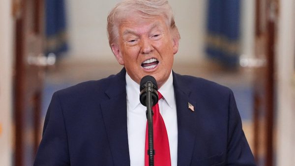 Trump: “İran’la görüşmeler sürüyor ama artık telefonla”