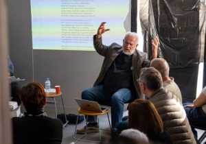 Voices konuşmalar serisi yeniden başladı: İlk konuk Mete Hatay