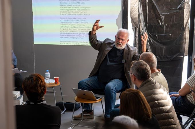 Voices konuşmalar serisi yeniden başladı: İlk konuk Mete Hatay