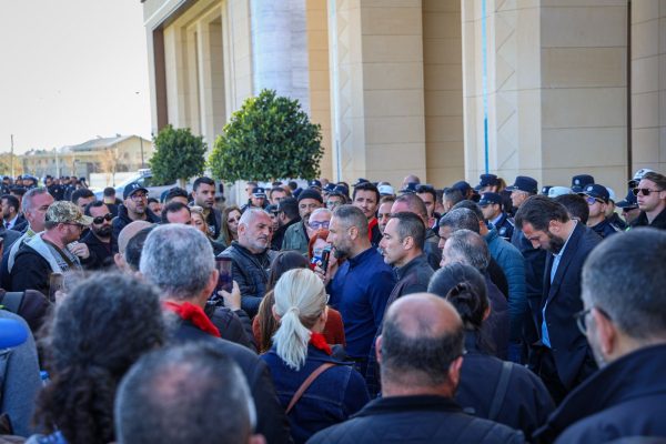 Sendikalar Üstel’i havaalanında karşılayacak: “Halkın öfkesi Bakü dönüşünde karşısında olacak”