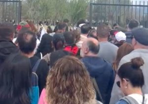 Meclis’e yürüyüş gerilime dönüştü: Barikatlar yıkıldı, bahçeye girildi, Meclis’e ara verildi