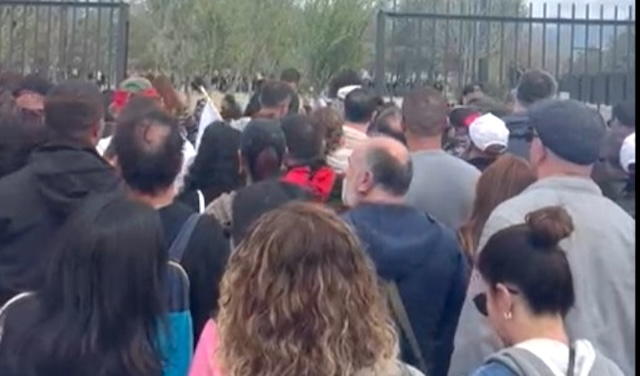 Meclis’e yürüyüş gerilime dönüştü: Barikatlar yıkıldı, bahçeye girildi, Meclis’e ara verildi