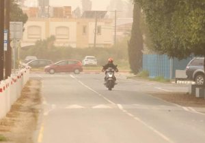 Kıbrıs’ta 10 yılın en şiddetli toz fırtınası: Açık hava faaliyetleri durduruldu