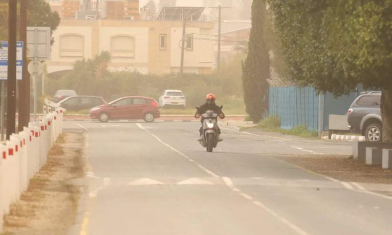 Kıbrıs’ta 10 yılın en şiddetli toz fırtınası: Açık hava faaliyetleri durduruldu