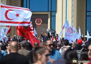 Meclis bugün yeniden toplanacak, sendikalar grev ve eylemi sürdürecek