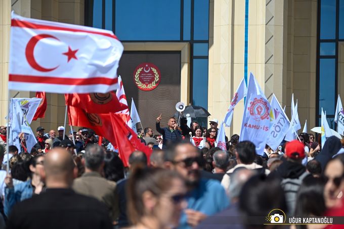 Meclis bugün yeniden toplanacak, sendikalar grev ve eylemi sürdürecek