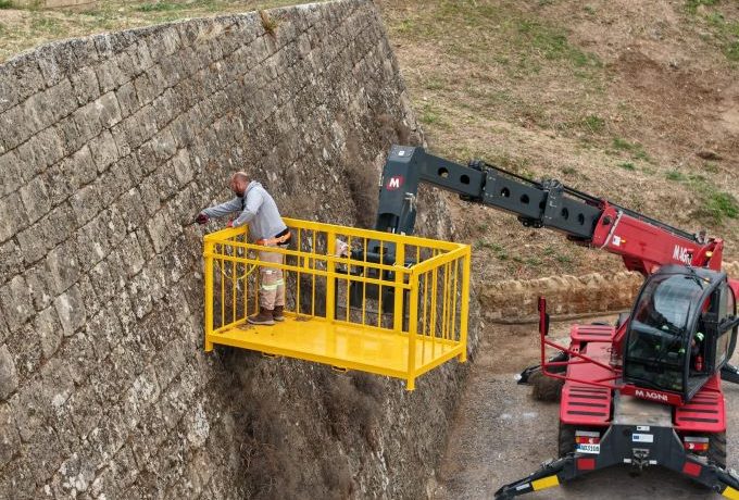 Mağusa surlarında temizlik çalışmaları başladı
