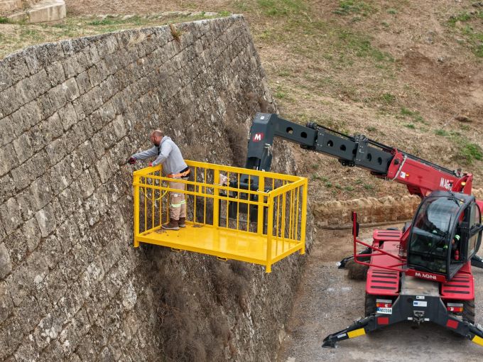 Mağusa surlarında temizlik çalışmaları başladı