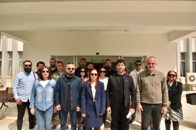 25 öğretmene dava: KTOEÖS polis önünde tepki gösterdi