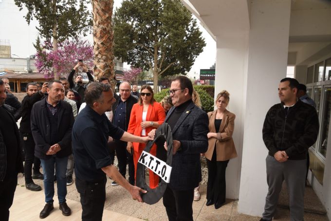 Sendikalar Ticaret Odası’na siyah çelenk bıraktı: Sermayeyi değil çalışanı hedef alan anlayışı kabul etmiyoruz!