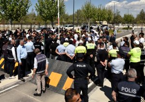 Taksiciler sokağa indi, eylem Meclis’e taştı