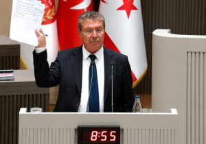 Üstel’den Meclis kürsüsünde “fedakarlık” şovu