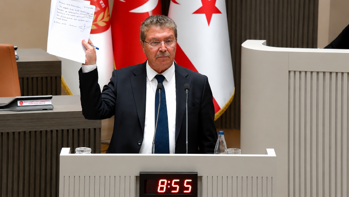 Üstel’den Meclis kürsüsünde “fedakarlık” şovu
