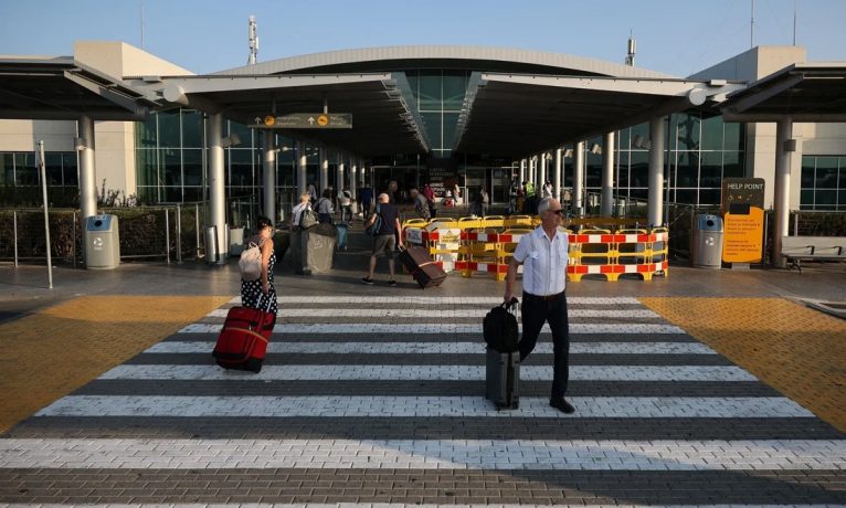 Larnaka Havalimanı’nda uluslararası tutuklama: İngiltere’nin emriyle yakalandı!
