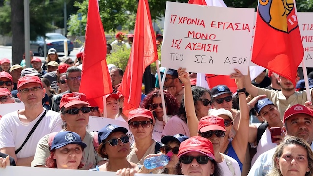 Güneyde kamu işçileri greve çıktı