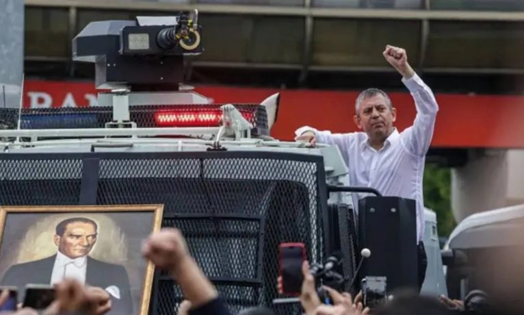 Özel’den Newsweek’te demokrasi uyarısı: “Türkiye krizi artık NATO’nun da meselesi”