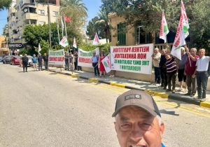 Barış Derneği, Holguin’i federal çözüm pankartlarıyla karşıladı