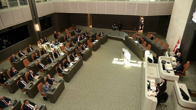 Meclis tatile girdi: 14 saatlik son oturumda 24 yasa kabul edildi