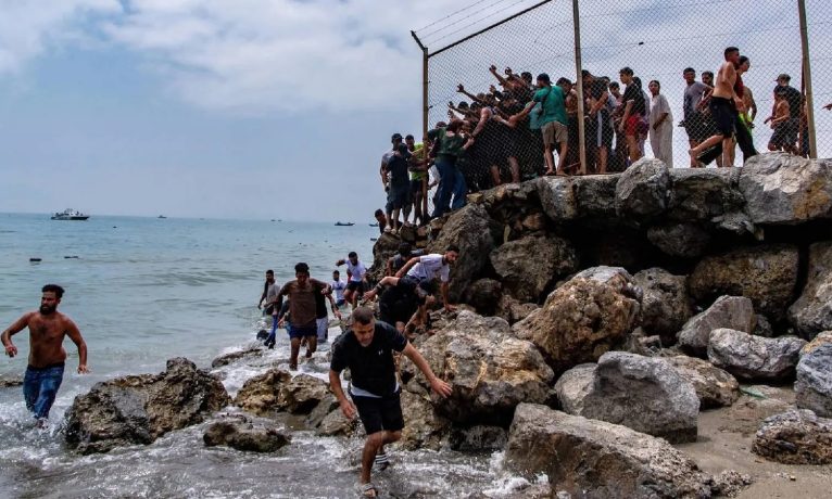 Ceuta sınırında göç krizi: 800’den fazla kişi denizden İspanya’ya geçmeye çalıştı